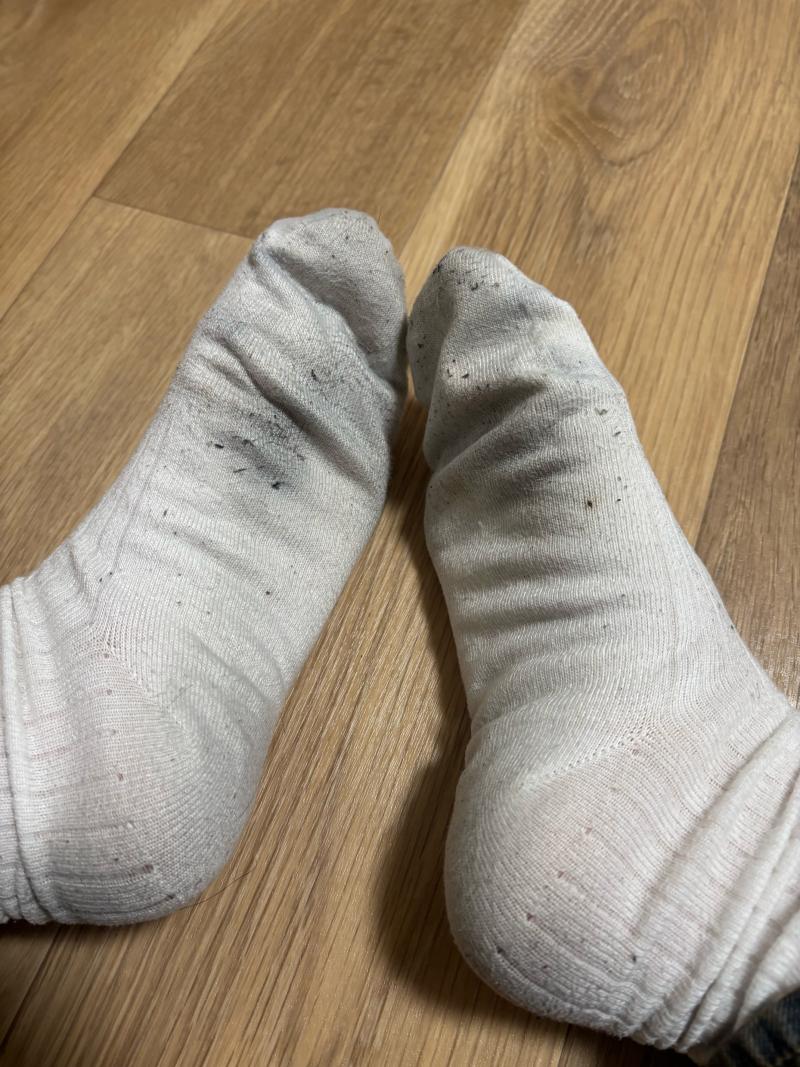 まるで生足臭…？７日着用くさくさ白ソックス