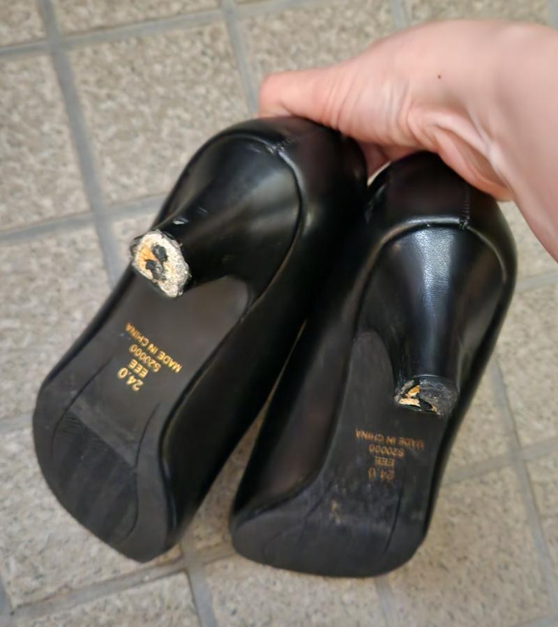 仕事などで履きすぎて折れた、臭い…黒パンプスです。