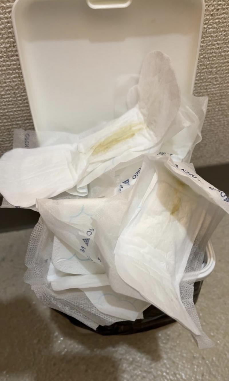 強烈な悪臭を放つ汚物入れの袋丸ごと