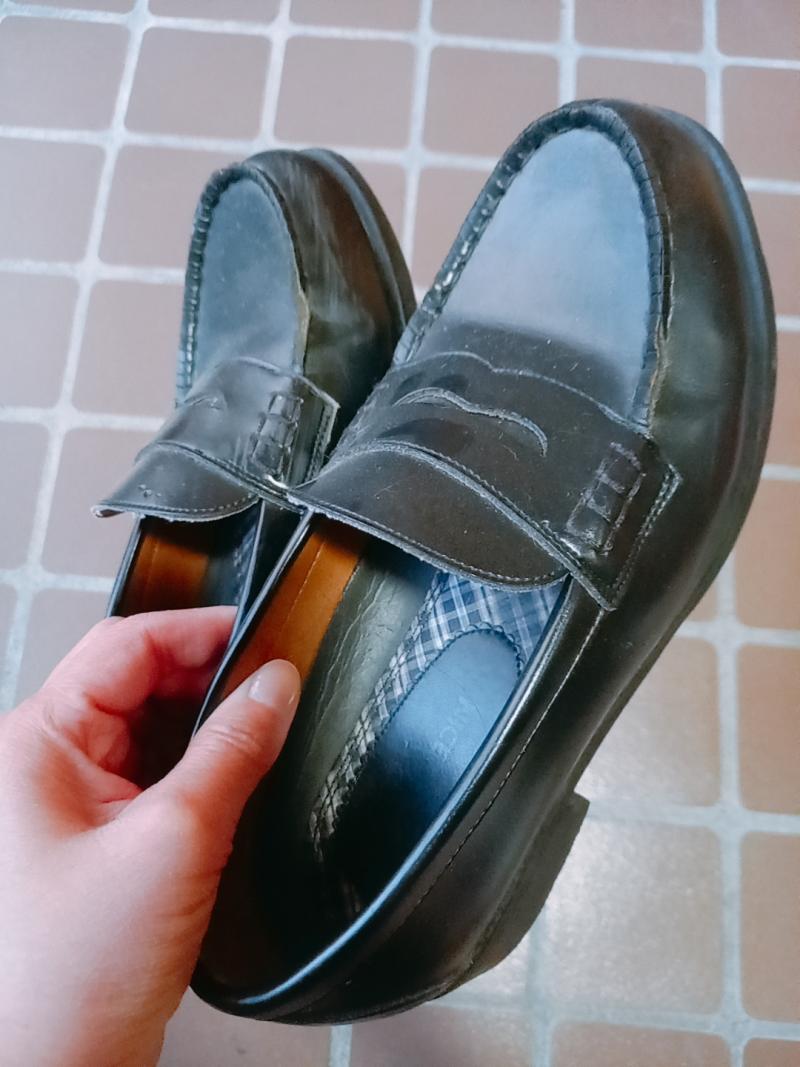 ボロボロだけどまだ履けるローファーです♡
