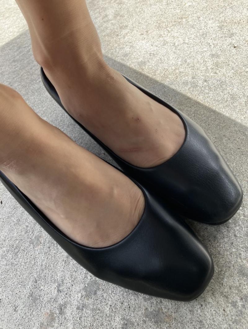 仕事で使用中の黒パンプス