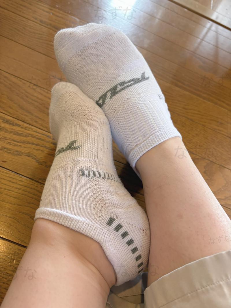 厚手で蒸れちゃう><毛玉付き白ソックス