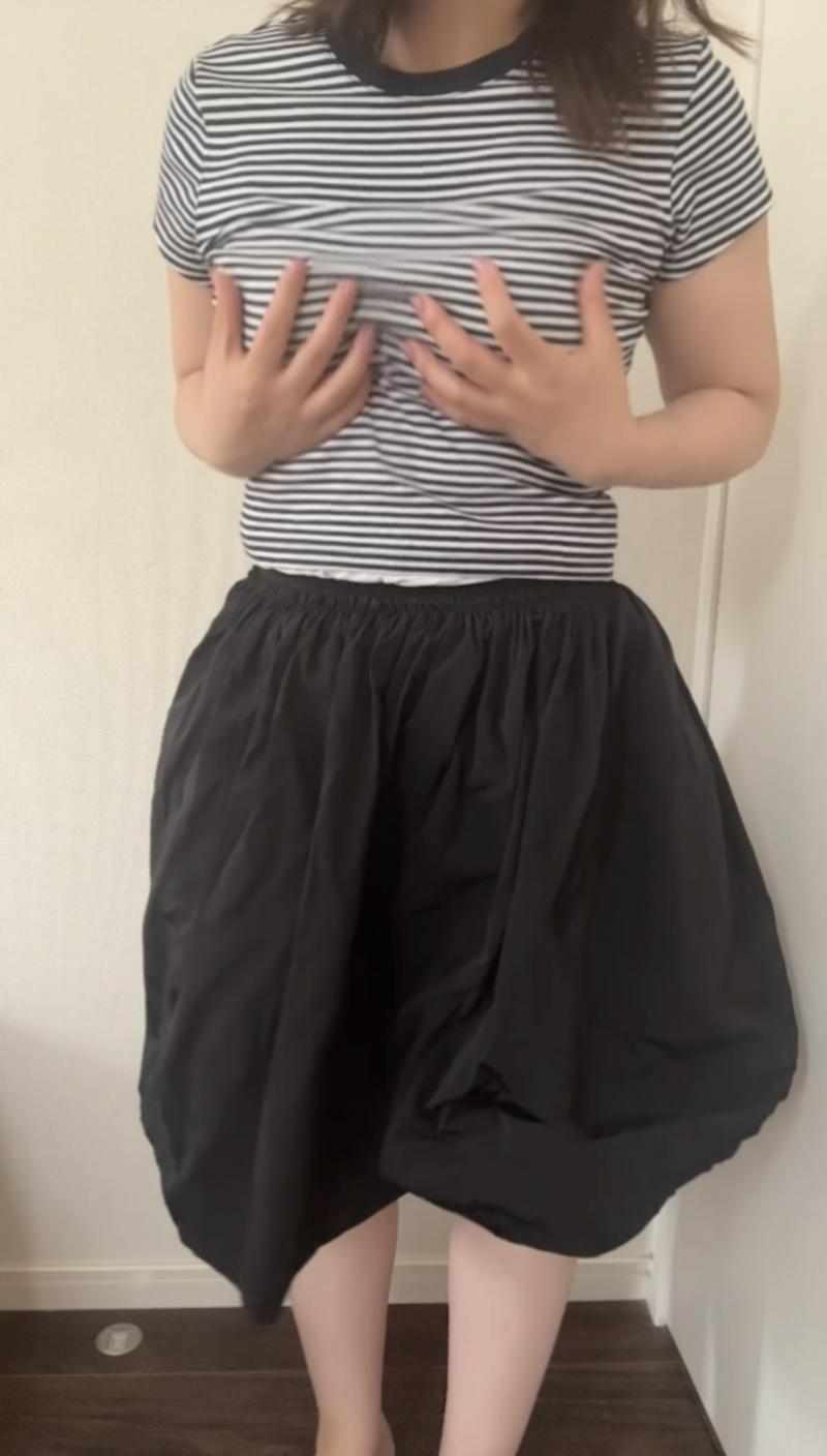 立ったまま着衣からどんどん脱いで全裸オナニー