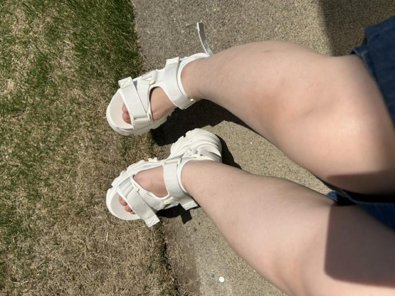 写真無加工///すね毛剃ってない主婦の厚底サンダル///