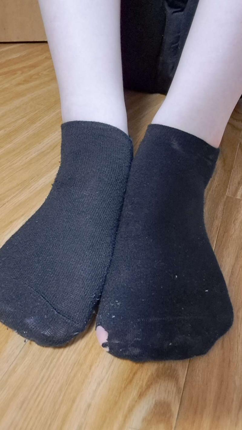 ナースが3日着用♡酸っぱい臭いのくっさい穴あき黒ソックス