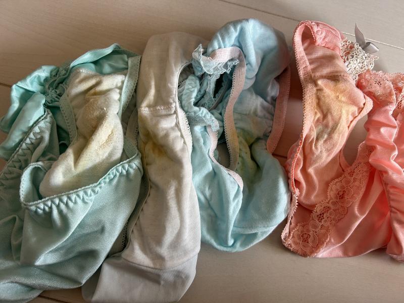 オナしたり1日着用‥おまかせ4枚セット  オナしてマンカスたっぷり着用したパンツ4枚セット 堪能してほしいな╰(*´︶`*)╯ 写真は見本です♡こんな感じの汚れです♡