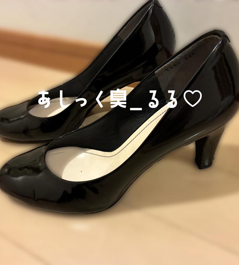 アパレルスタッフの使い古したエナメルパンプス