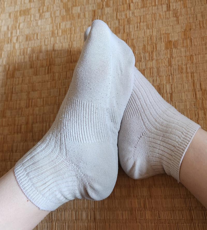 (おまけ付き)臭い、汚い、白いくるぶし靴下です。