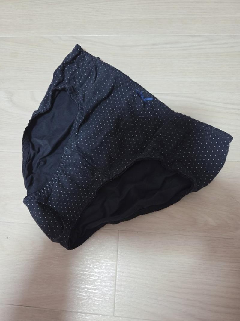 1日おしっこを拭かないで着用した綿95%パンティ