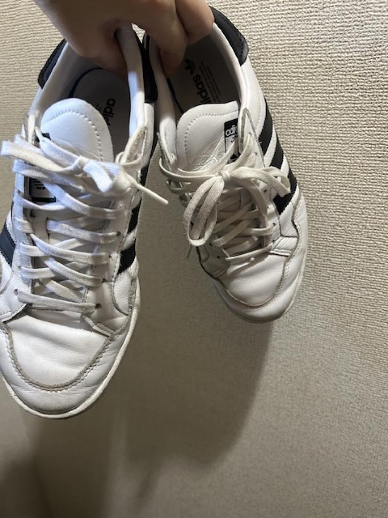 くたびれたadidasスニーカー