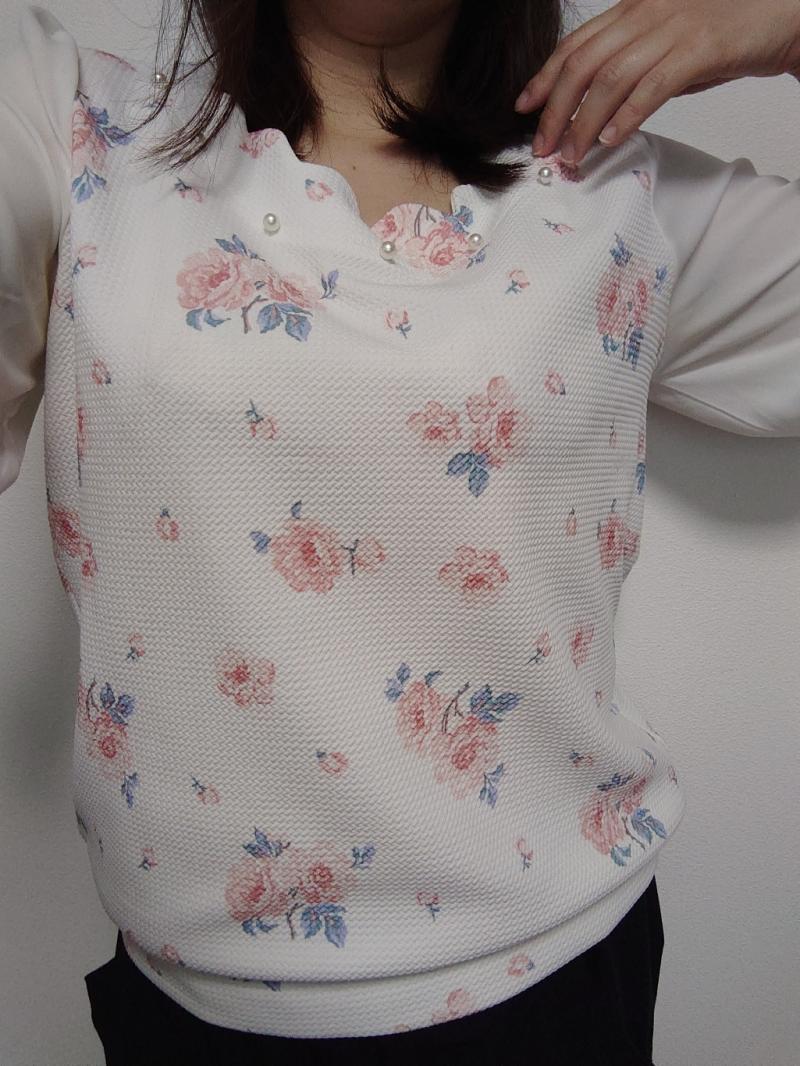 花柄トップス