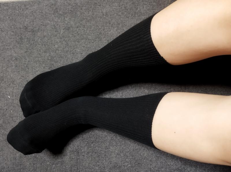 OLのハイソックス黒、匂いに耐えれるかな☆