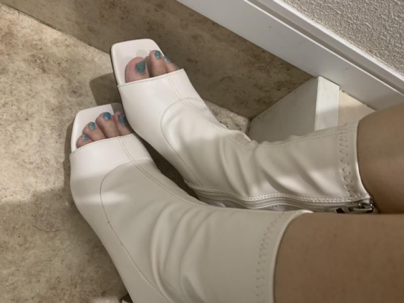 白のぴっちりサンダルブーツ