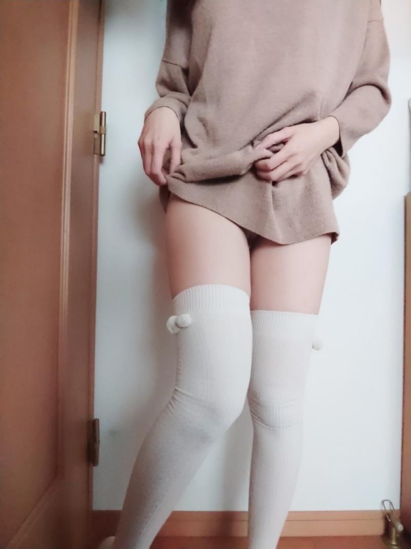 ぽんぽん付き白ニーソ♪