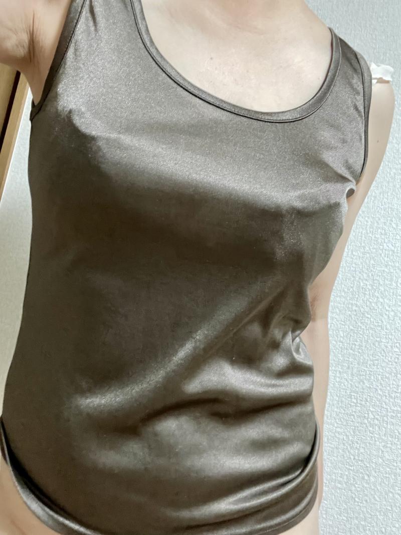 1週間着用したテカ系のタンクトップ