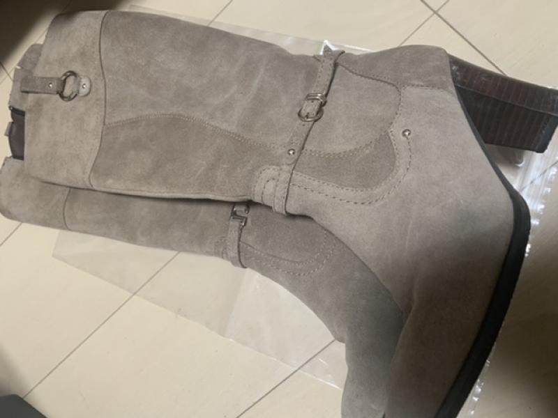シンプルに臭いロングブーツ