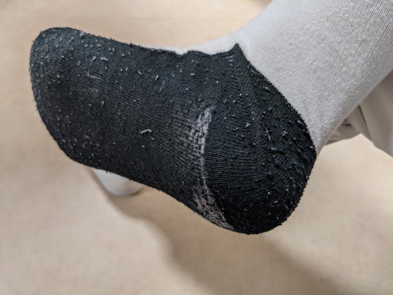 何年も履いてる踵がすり減った靴下と足の臭い染み込んだガーゼセット