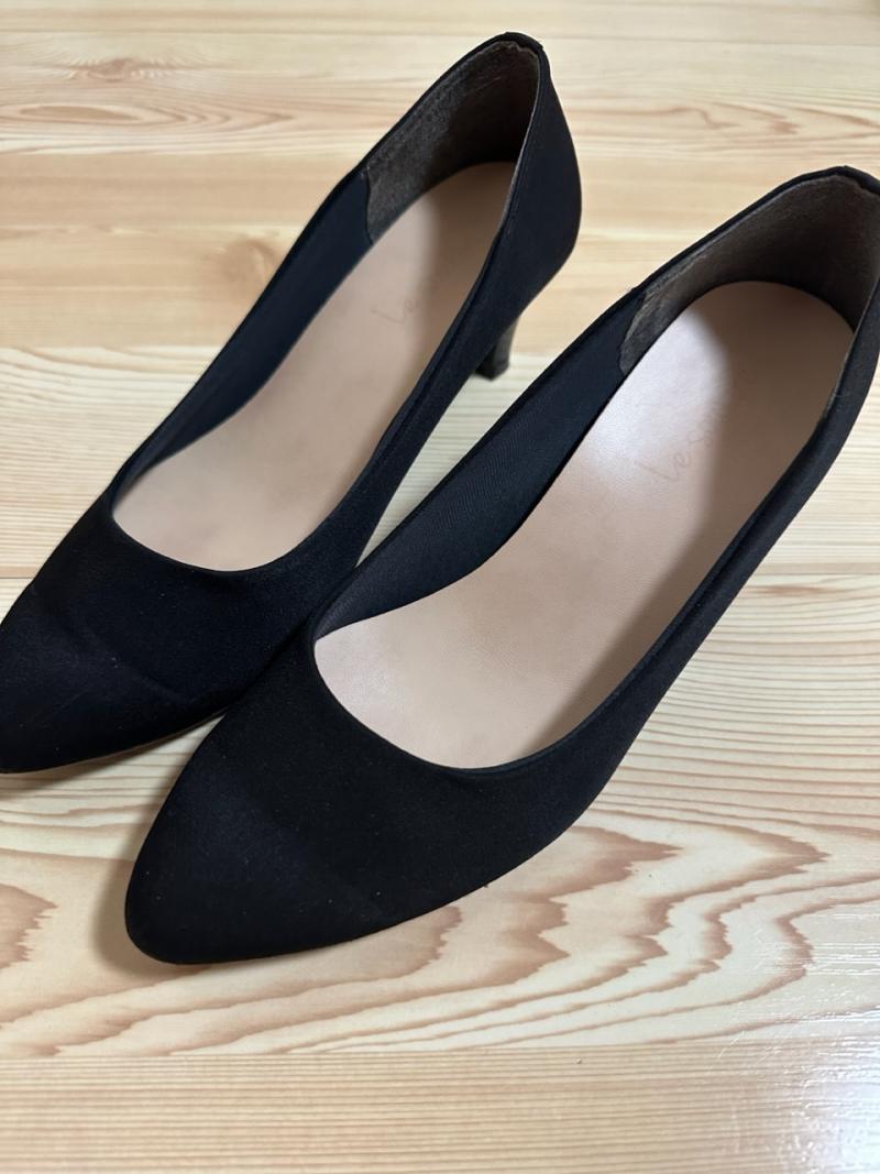 1年くらい履き込んだ黒のスエードパンプス
