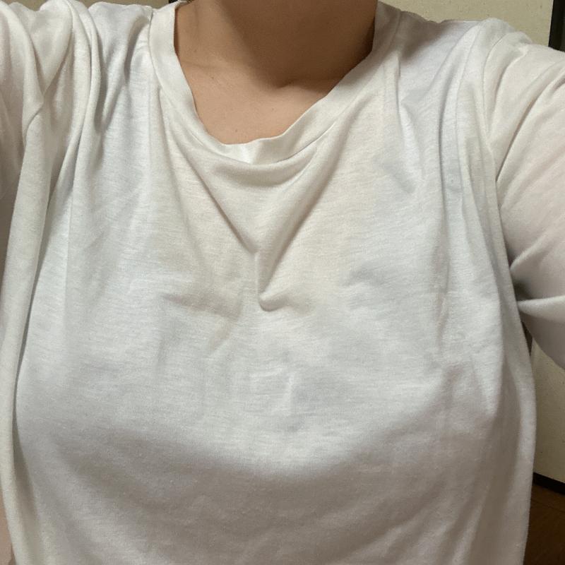 脇がびっちょり腋臭インナー