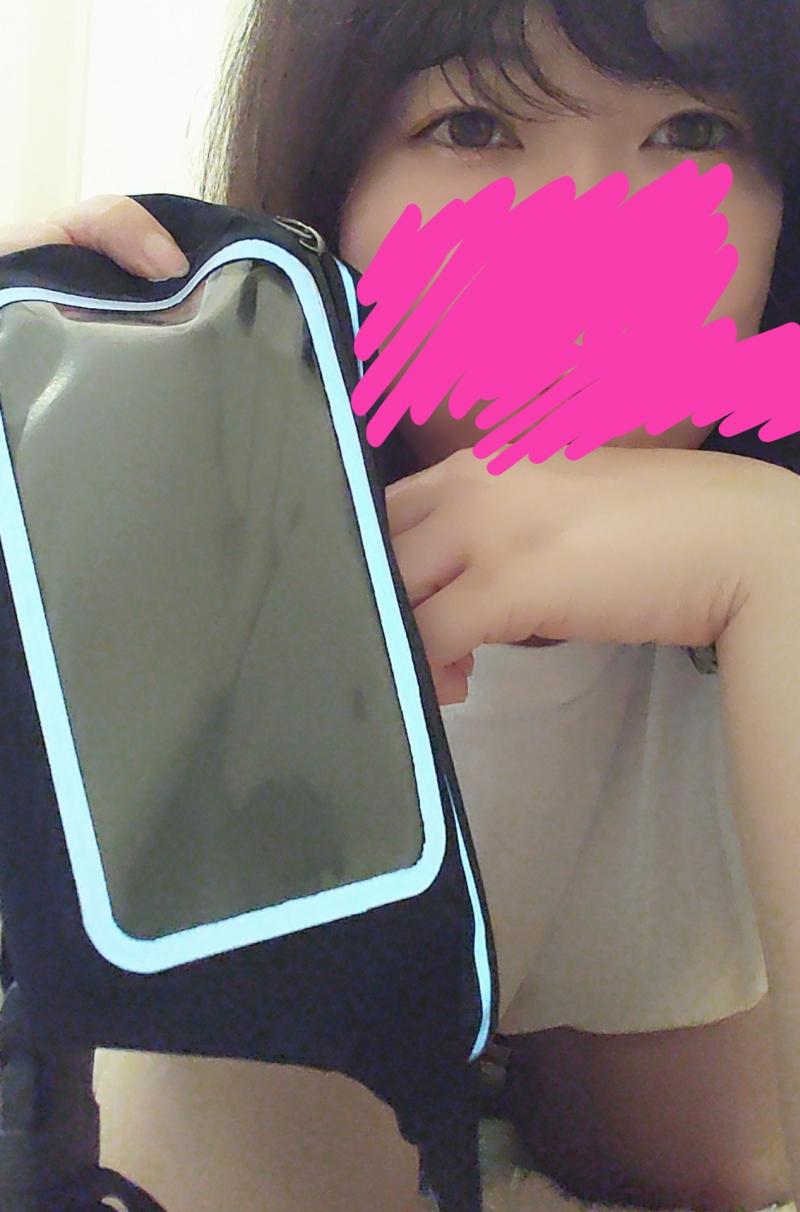 中にもりもりおまけ入り♡ウォーキング用スマホポーチ