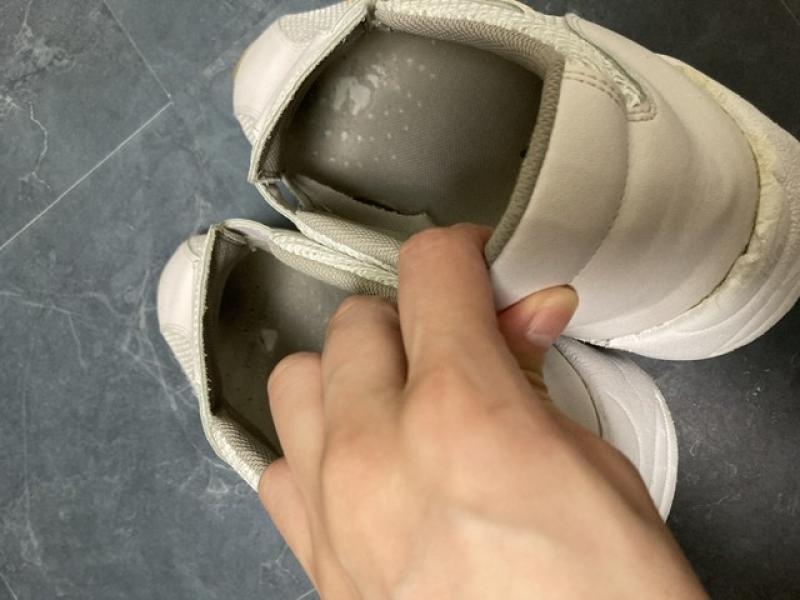 熟成激くさ！ナースシューズ